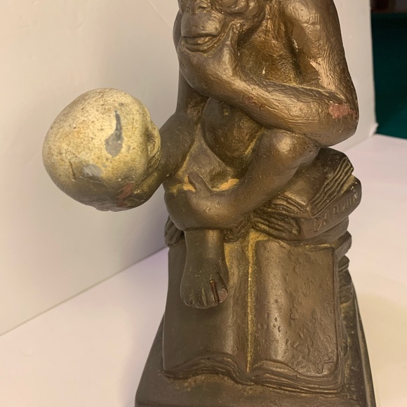 Darwin’s ape and skull sculpture - Picture 3 of 6